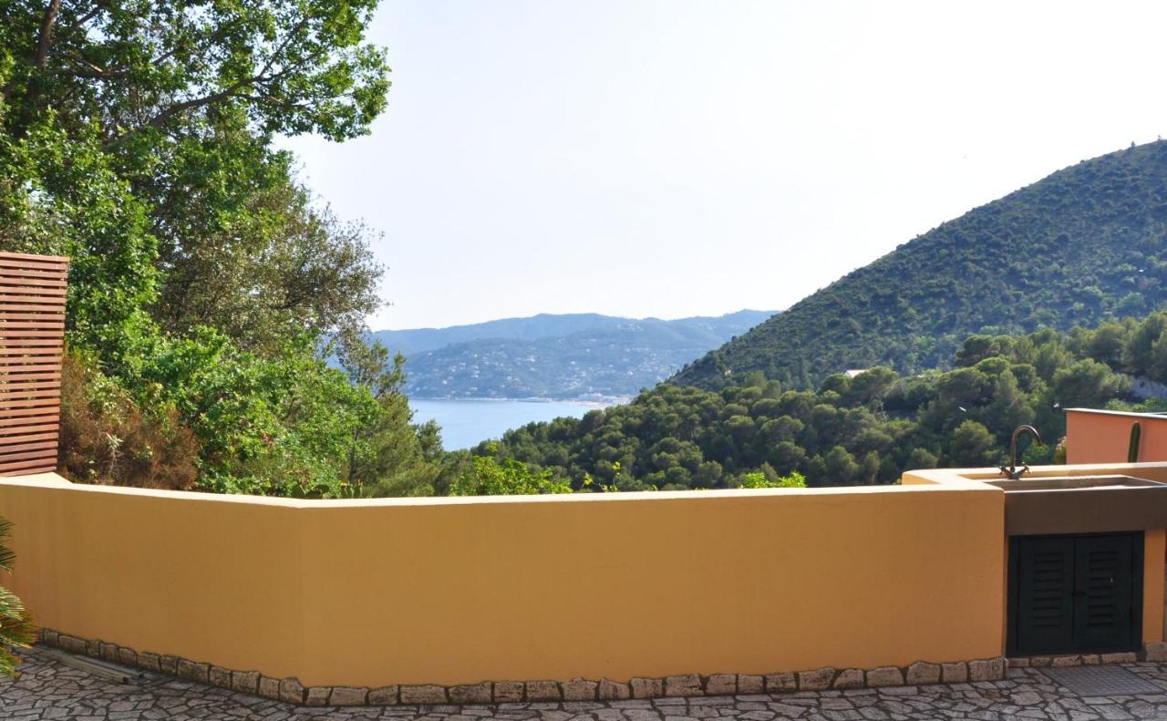 Una Spettacolare Vista Mare - Casa Con Jacuzzi Bergeggi Kültér fotó
