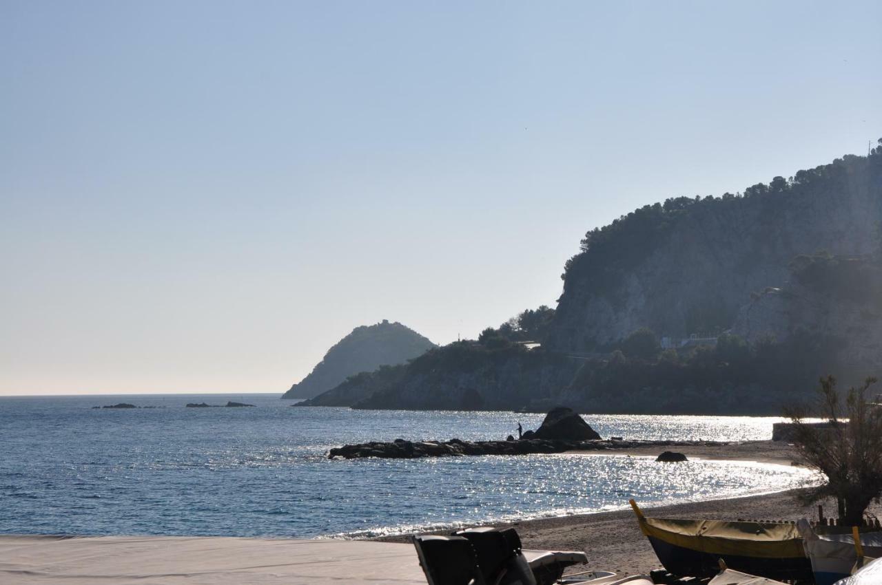 Una Spettacolare Vista Mare - Casa Con Jacuzzi Bergeggi Kültér fotó