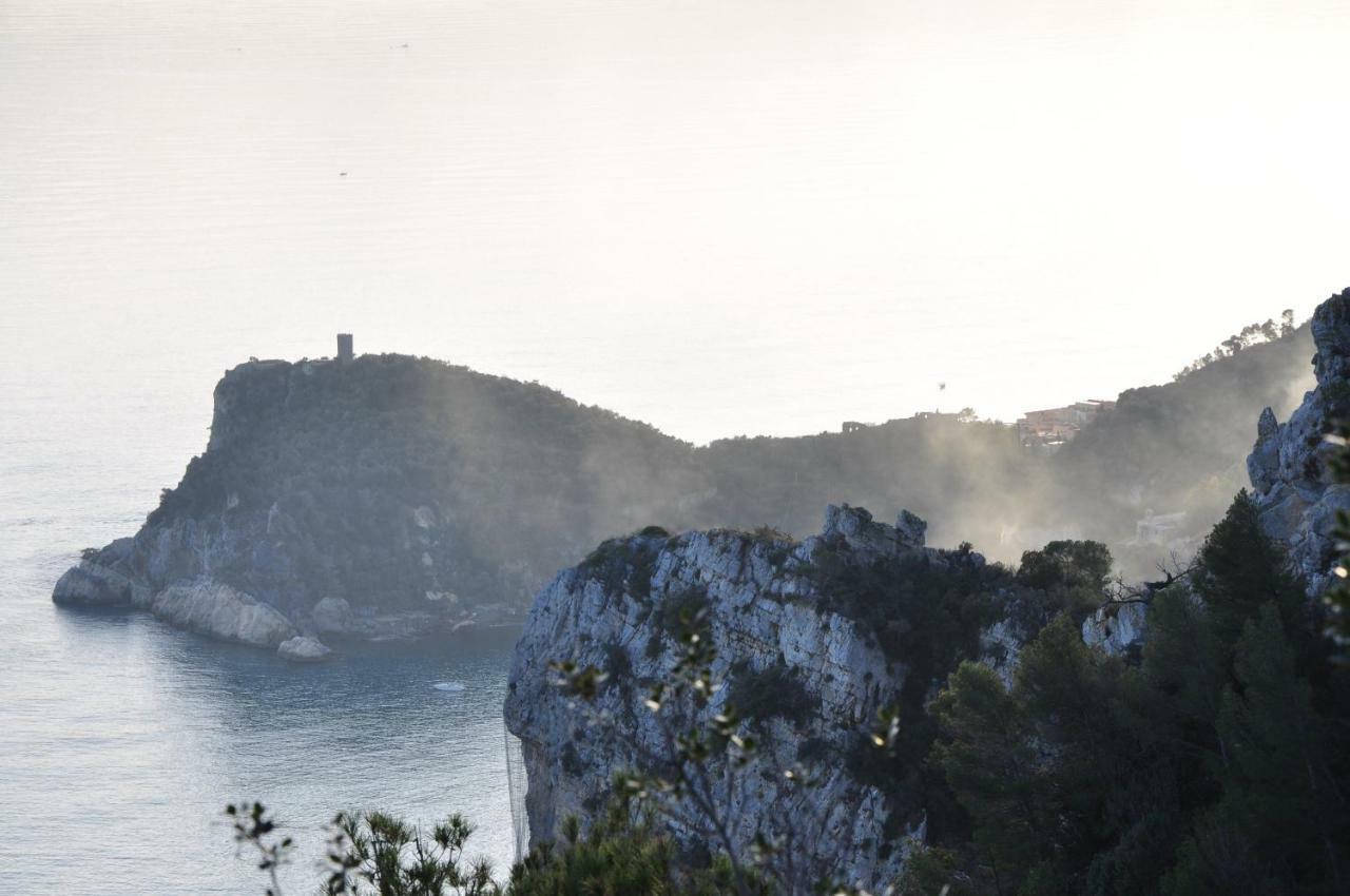 Una Spettacolare Vista Mare - Casa Con Jacuzzi Bergeggi Kültér fotó